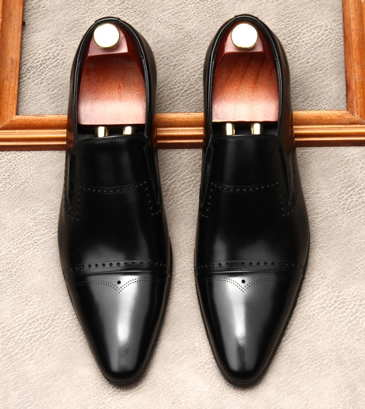 Scarpe eleganti derby da uomo di lusso Marca vera pelle Nuovo design fatto a mano Slip On Pointed Toe Man Wedding Business Loafe