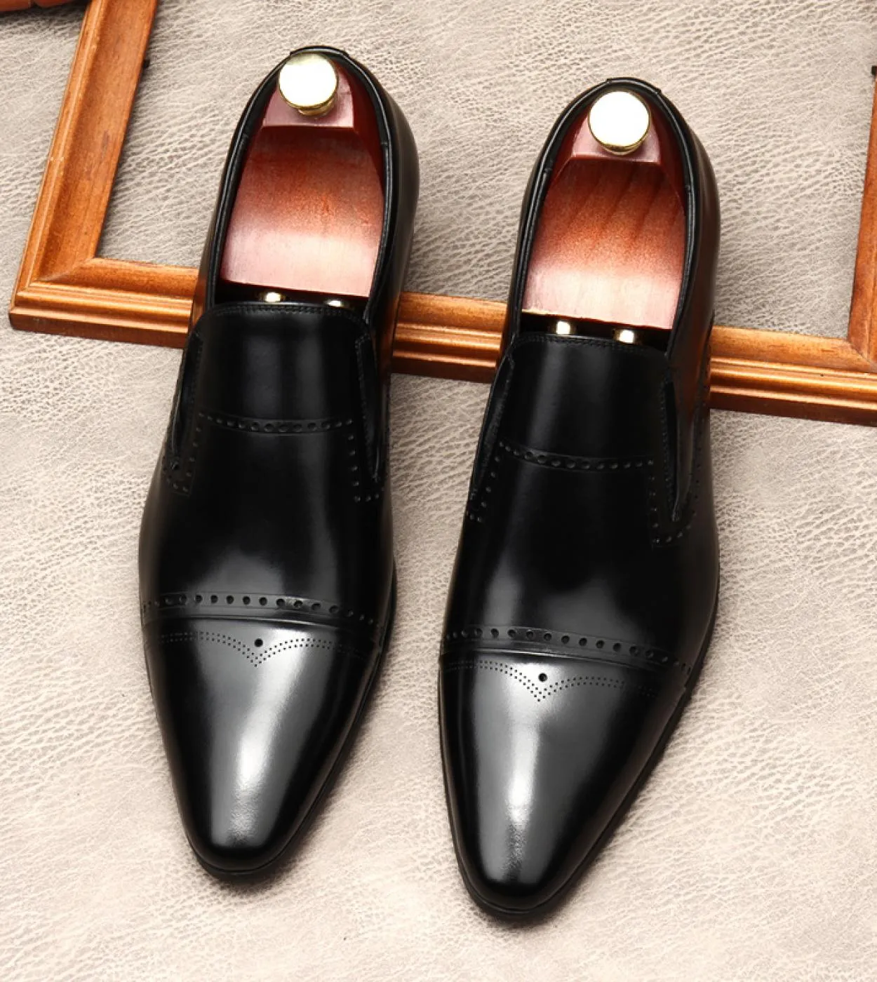 Scarpe eleganti derby da uomo di lusso Marca vera pelle Nuovo design fatto a mano Slip On Pointed Toe Man Wedding Business Loafe
