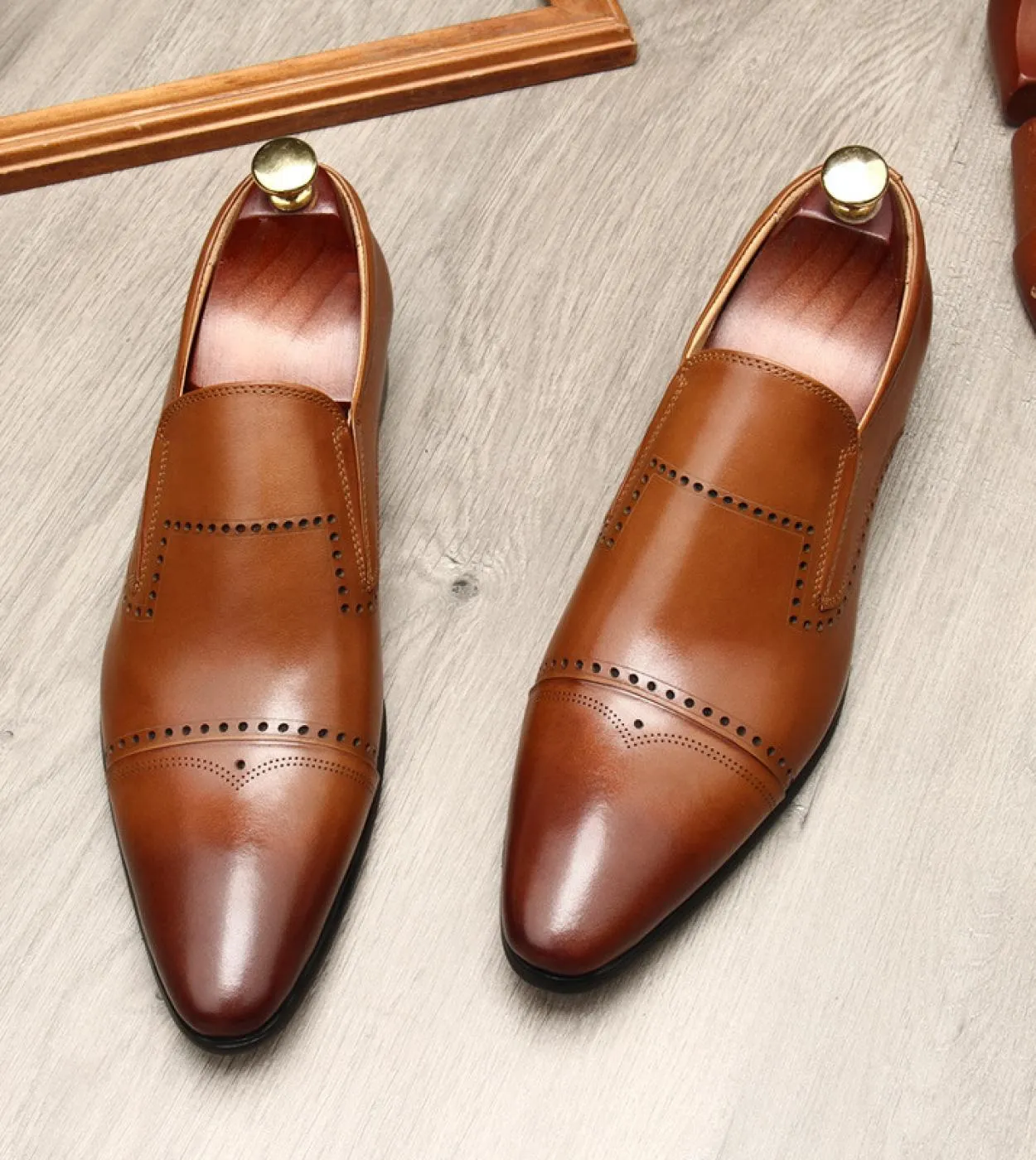 Scarpe eleganti derby da uomo di lusso Marca vera pelle Nuovo design fatto a mano Slip On Pointed Toe Man Wedding Business Loafe