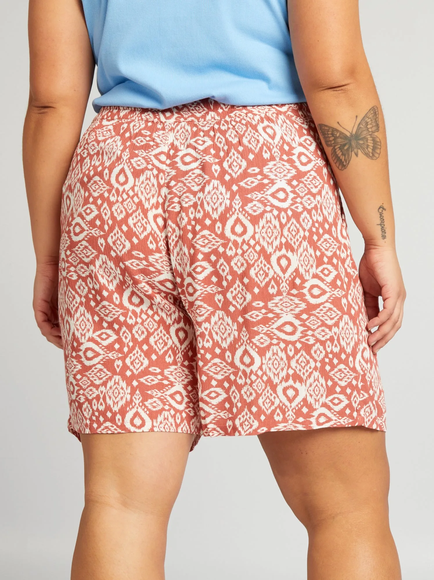 Shorts dritti in tessuto crêpe - MARRONE