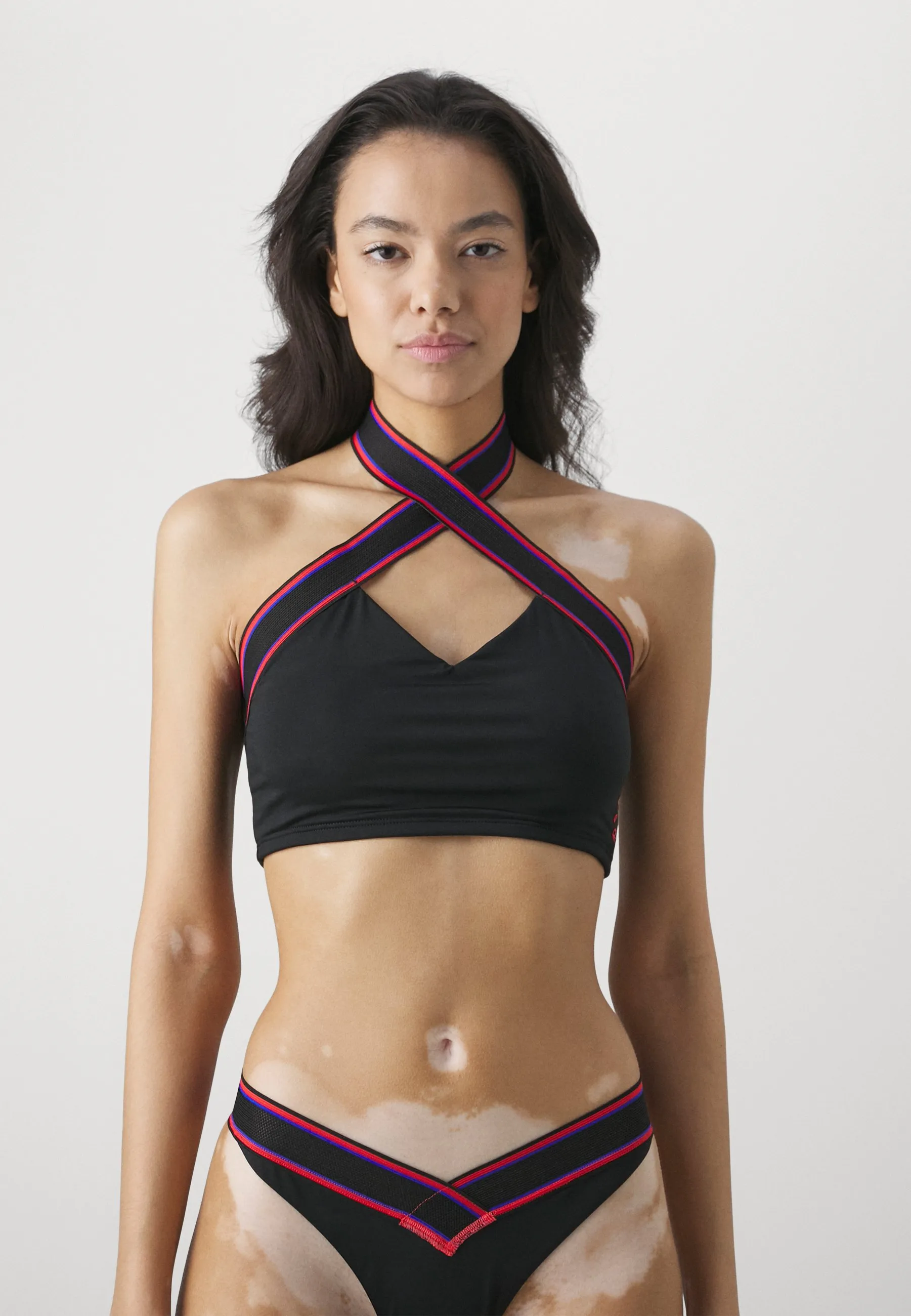 SOLID HALTER CROP - Bikini pezzo sopra