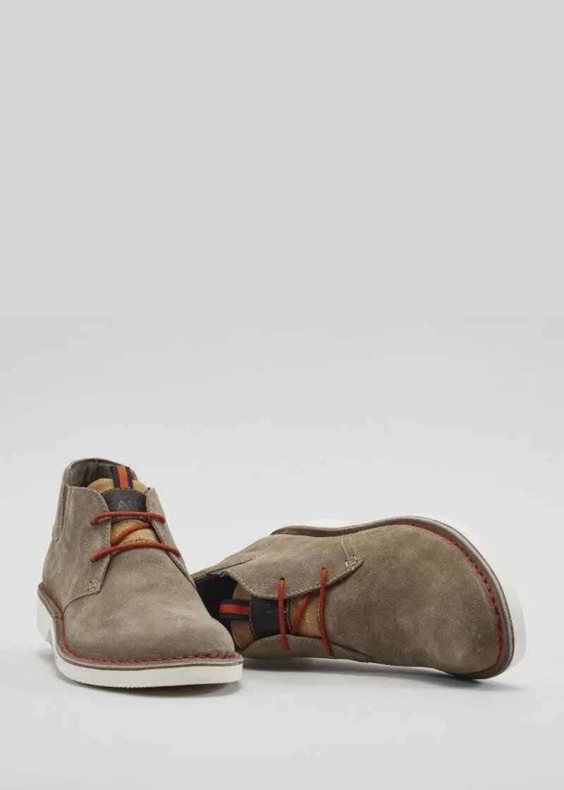 Stringate in pelle scamosciata