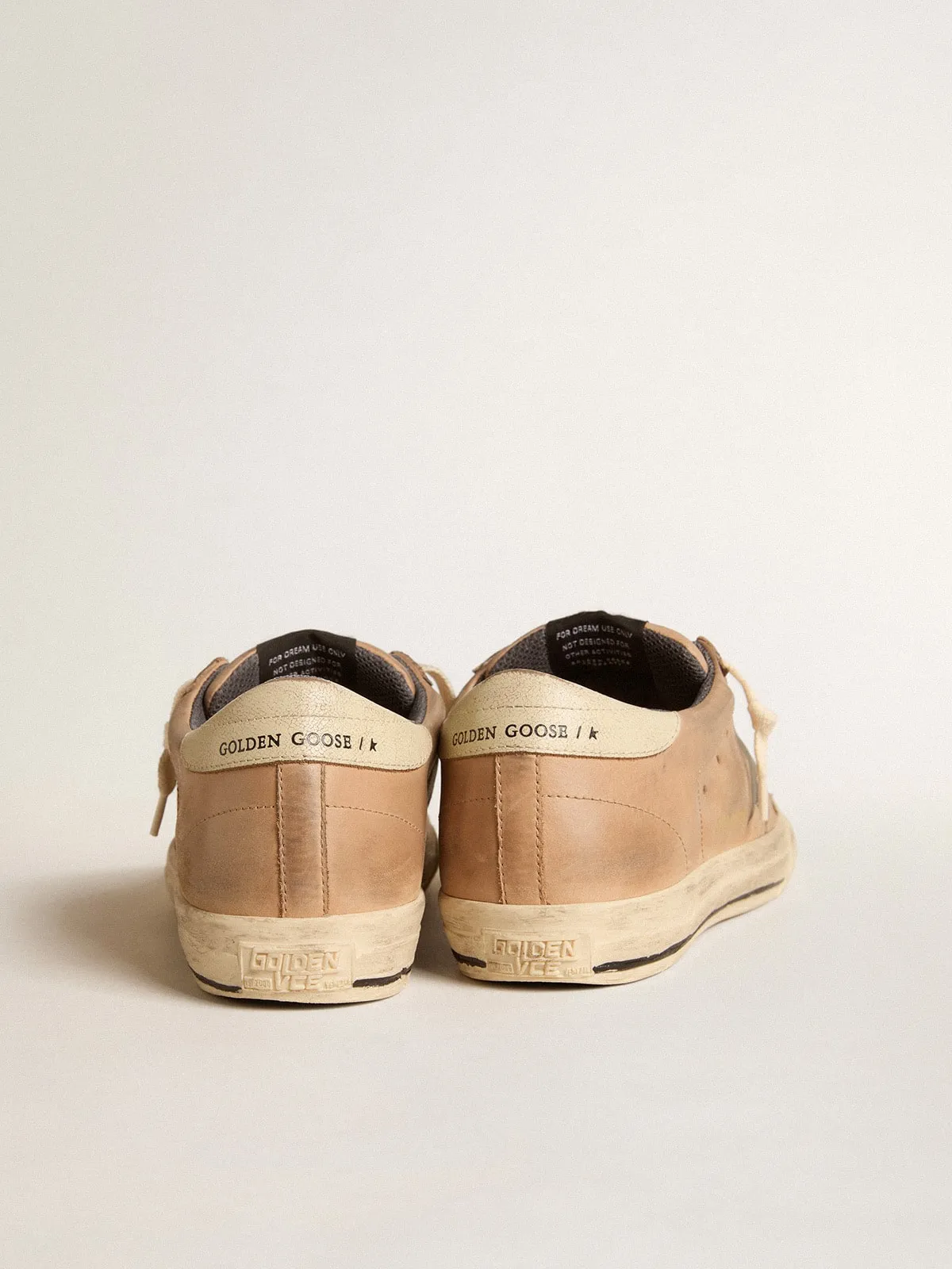 Super-Star in nabuk beige con stella stampata nera e talloncino in pelle