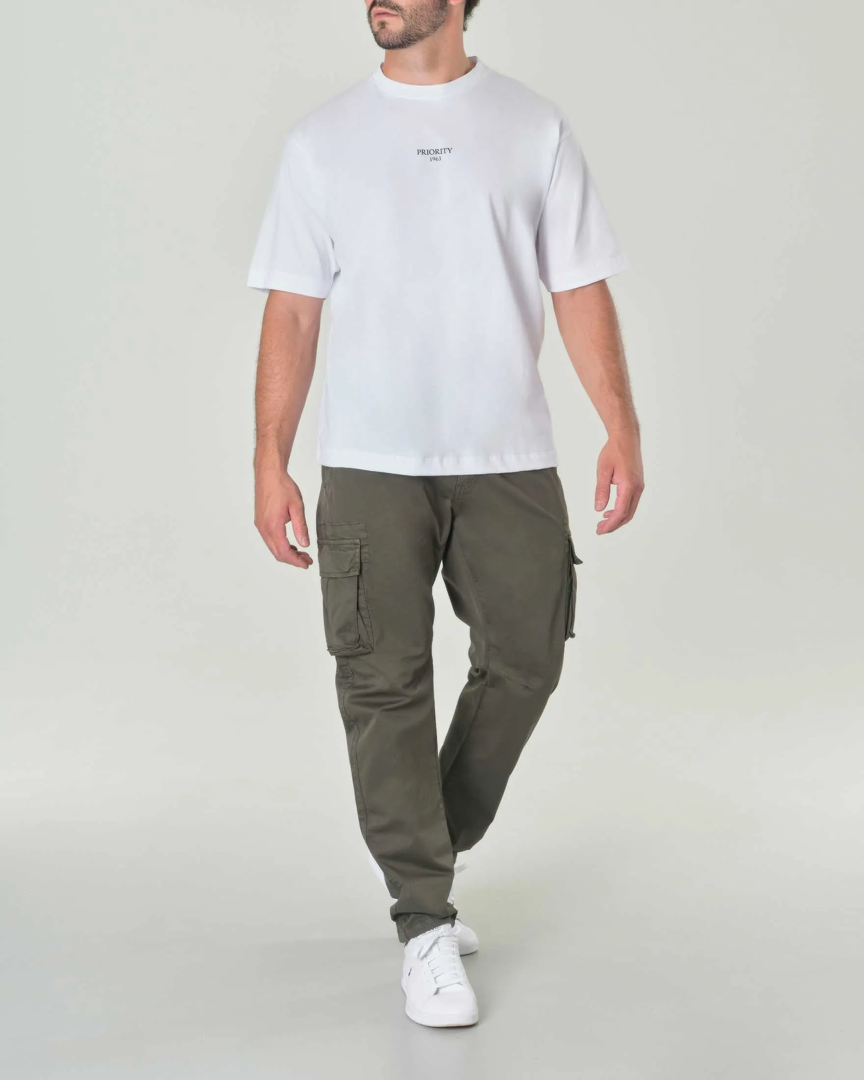 T-shirt bianca oversize in puro cotone con logo stampato in contrasto sul petto