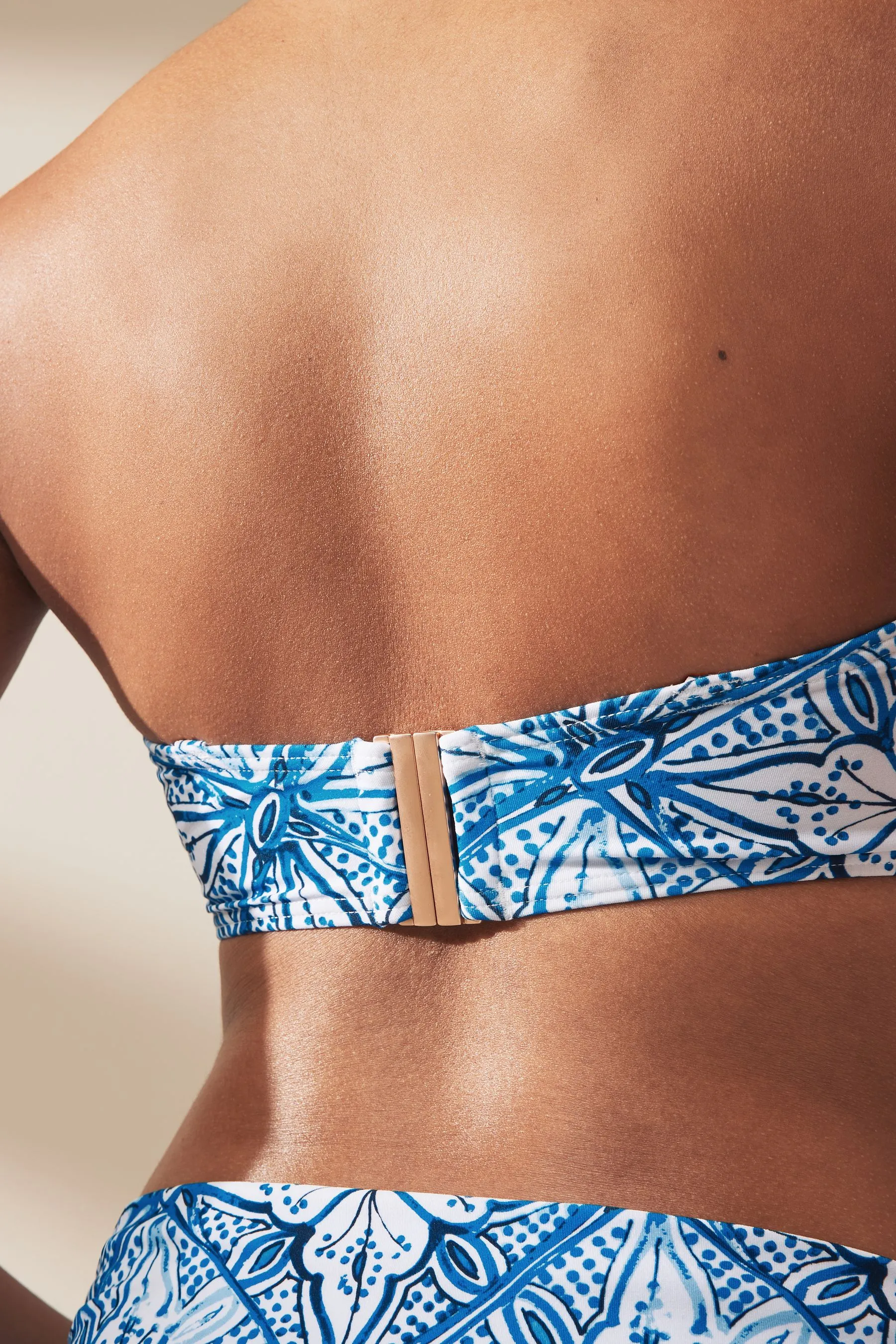 Top bikini contenitivo non imbottito a fascia DD+