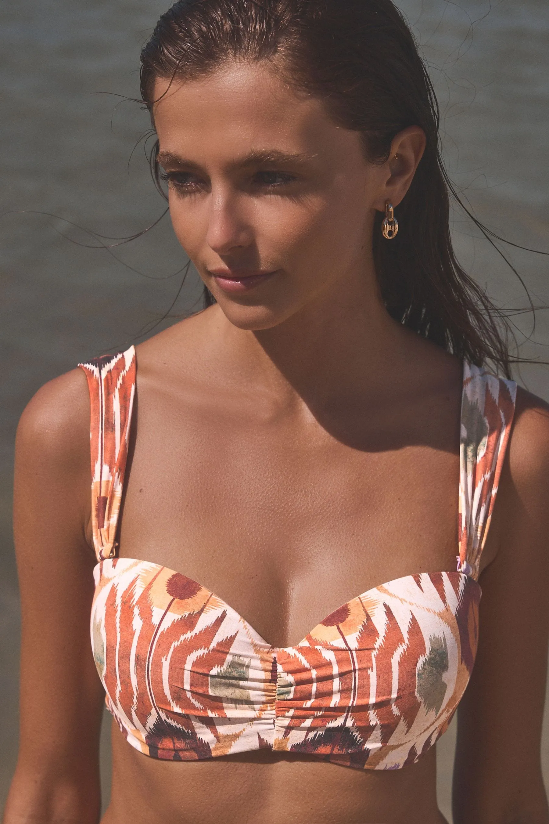 Top bikini modellante imbottito a fascia con ferretto