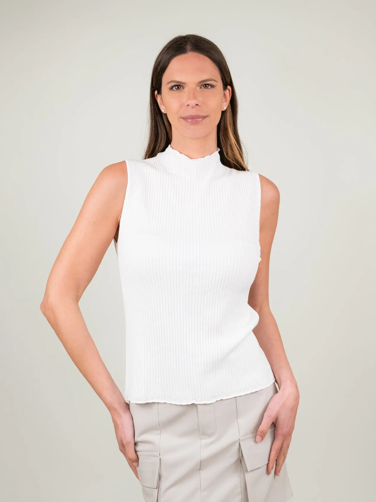 TOP SMANICATO CON COLLO LUPETTO BIANCO