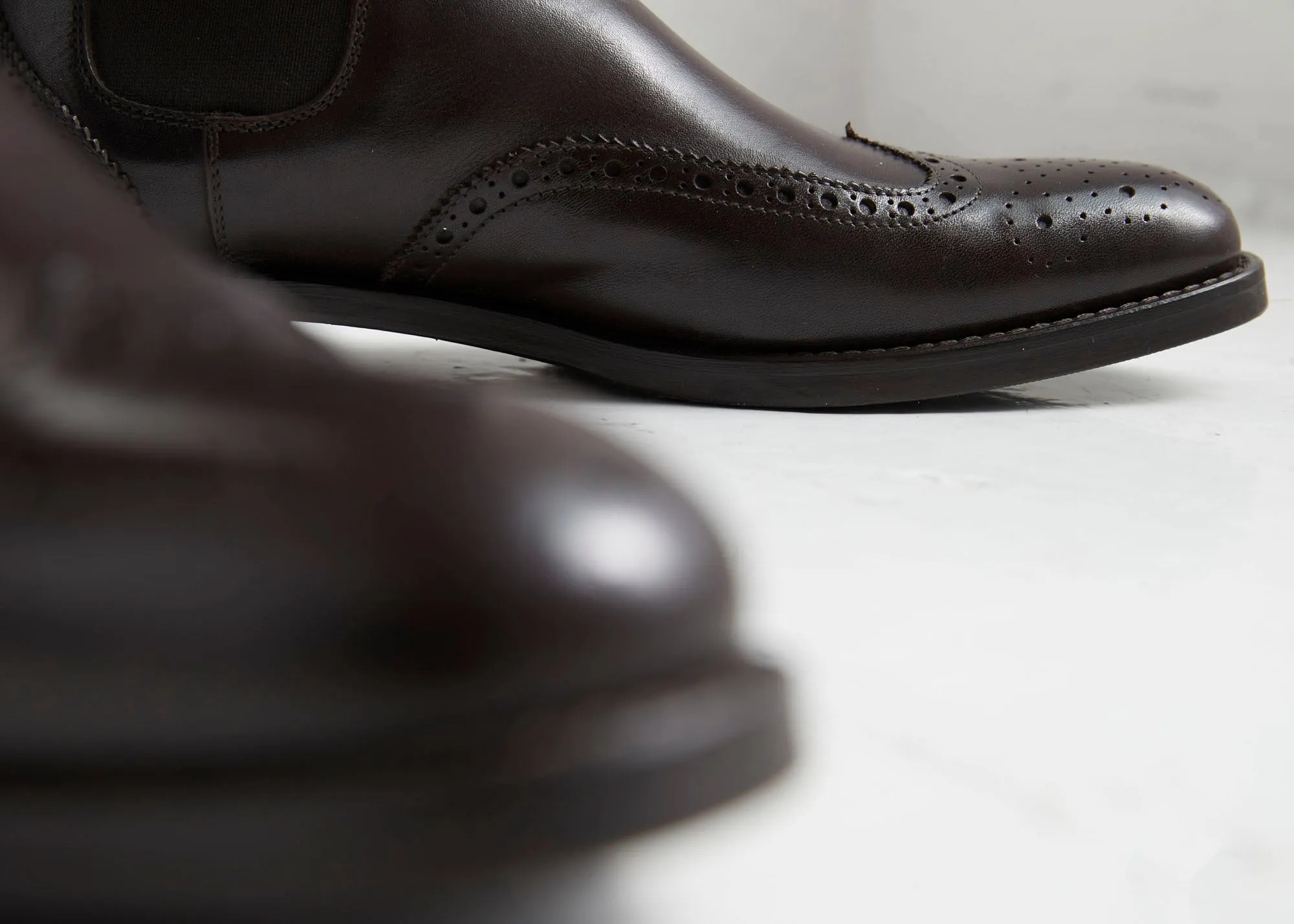 Wing tip chelsea boot dark brown